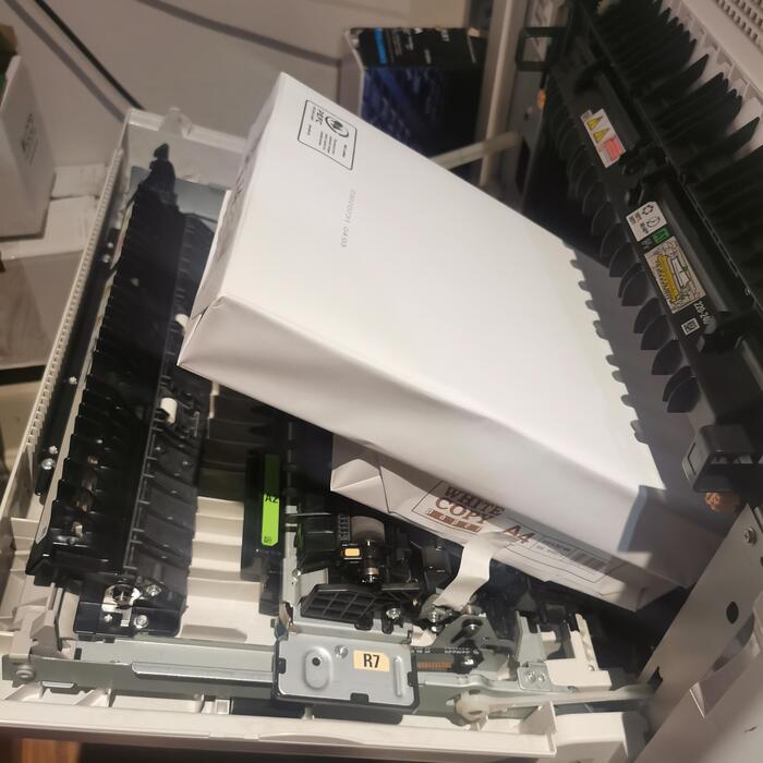 Когда попросил нового специалиста убедиться, что в принтере достаточно бумаги