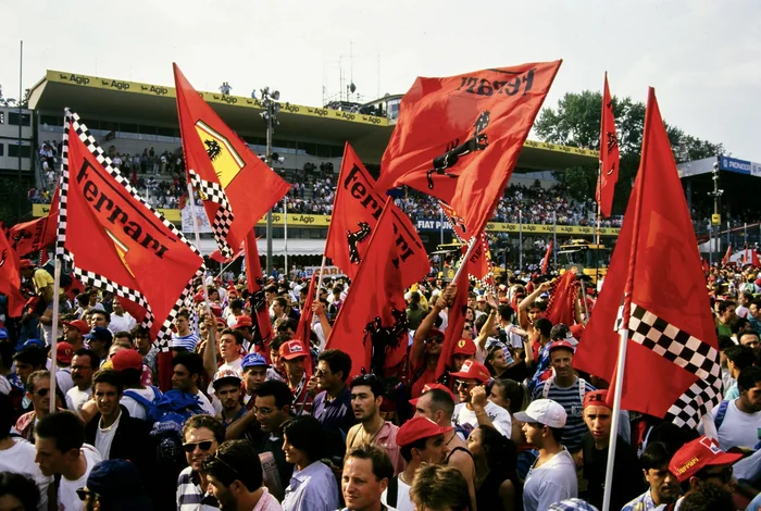 Italy-94. The Grand Prix was saved by Berlusconi. Alesi brought the first row of the Ferrari, but because of the clowns in the pits Hill won - My, Competitions, Formula 1, Автоспорт, Speed, Race, Michael Schumacher, Damon Hill, Gerhard Berger, Jean Alesi, Ferrari, Monza, Retro, 90th, Extreme, Williams racing, Mika Hakkinen, Mclaren, Silvio Berlusconi, Retro car, Longpost, Series F1 is the queen of motorsport