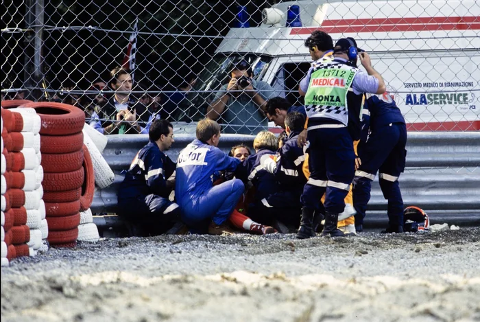Italy-94. The Grand Prix was saved by Berlusconi. Alesi brought the first row of the Ferrari, but because of the clowns in the pits Hill won - My, Competitions, Formula 1, Автоспорт, Speed, Race, Michael Schumacher, Damon Hill, Gerhard Berger, Jean Alesi, Ferrari, Monza, Retro, 90th, Extreme, Williams racing, Mika Hakkinen, Mclaren, Silvio Berlusconi, Retro car, Longpost, Series F1 is the queen of motorsport