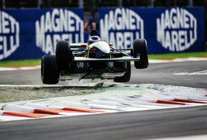 Italy-94. The Grand Prix was saved by Berlusconi. Alesi brought the first row of the Ferrari, but because of the clowns in the pits Hill won - My, Competitions, Formula 1, Автоспорт, Speed, Race, Michael Schumacher, Damon Hill, Gerhard Berger, Jean Alesi, Ferrari, Monza, Retro, 90th, Extreme, Williams racing, Mika Hakkinen, Mclaren, Silvio Berlusconi, Retro car, Longpost, Series F1 is the queen of motorsport