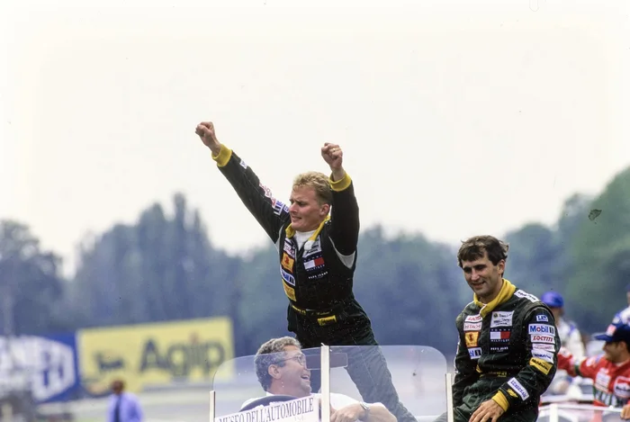 Italy-94. The Grand Prix was saved by Berlusconi. Alesi brought the first row of the Ferrari, but because of the clowns in the pits Hill won - My, Competitions, Formula 1, Автоспорт, Speed, Race, Michael Schumacher, Damon Hill, Gerhard Berger, Jean Alesi, Ferrari, Monza, Retro, 90th, Extreme, Williams racing, Mika Hakkinen, Mclaren, Silvio Berlusconi, Retro car, Longpost, Series F1 is the queen of motorsport