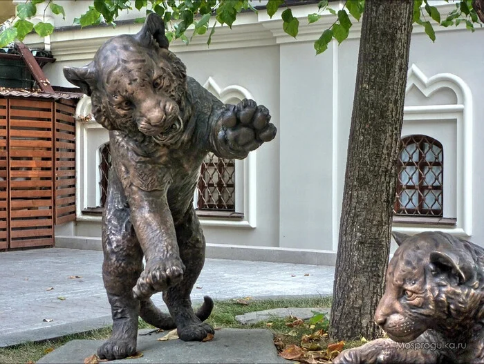 Playing tiger cubs celebrate their birthday - My, Moscow, sights, Sculpture, Tiger cubs, Amur tiger, Longpost