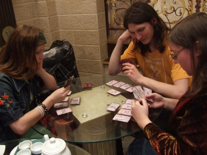 Гну. — Поддерживаю! — Опять гну. — Кого ты пытаешься обмануть? У тебя же барахло, онеры-эльфы! — Испытай меня! — Ладно! Подымаю тебя до предела. — Поддерживаю. — Поддерживаю.