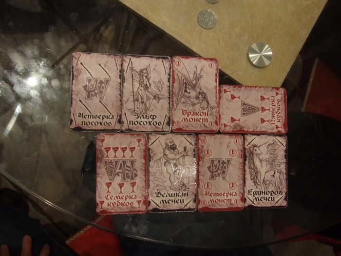 Одна из возможных сдач в драконьем покере. «Темные» карты уже вскрыты, пятерка кубков убита.