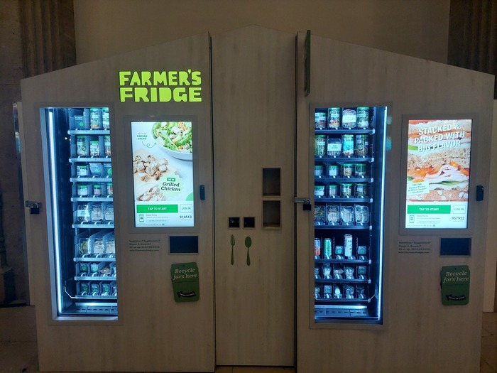 Вот такая еда продается из автоматов. А кафе нет из-за ремонта.