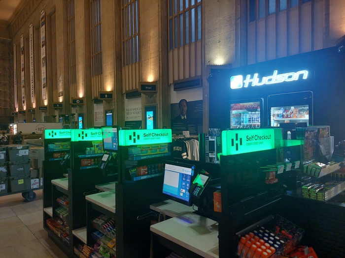 На станции 30 улица, из-за ремонта, обычный фуд корт закрыт. Вместо него, разложены товары, но никаких работников не видно, а открыты только кассы сообслуживания.