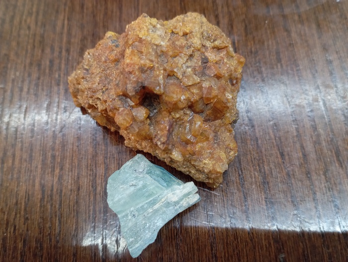 Цитрин (жëлтый кварц) и турмалин с шерловогорского месторождения. Ещё где-то кристаллик собственно шерла (чёрного турмалина) был, но это искать нужно.