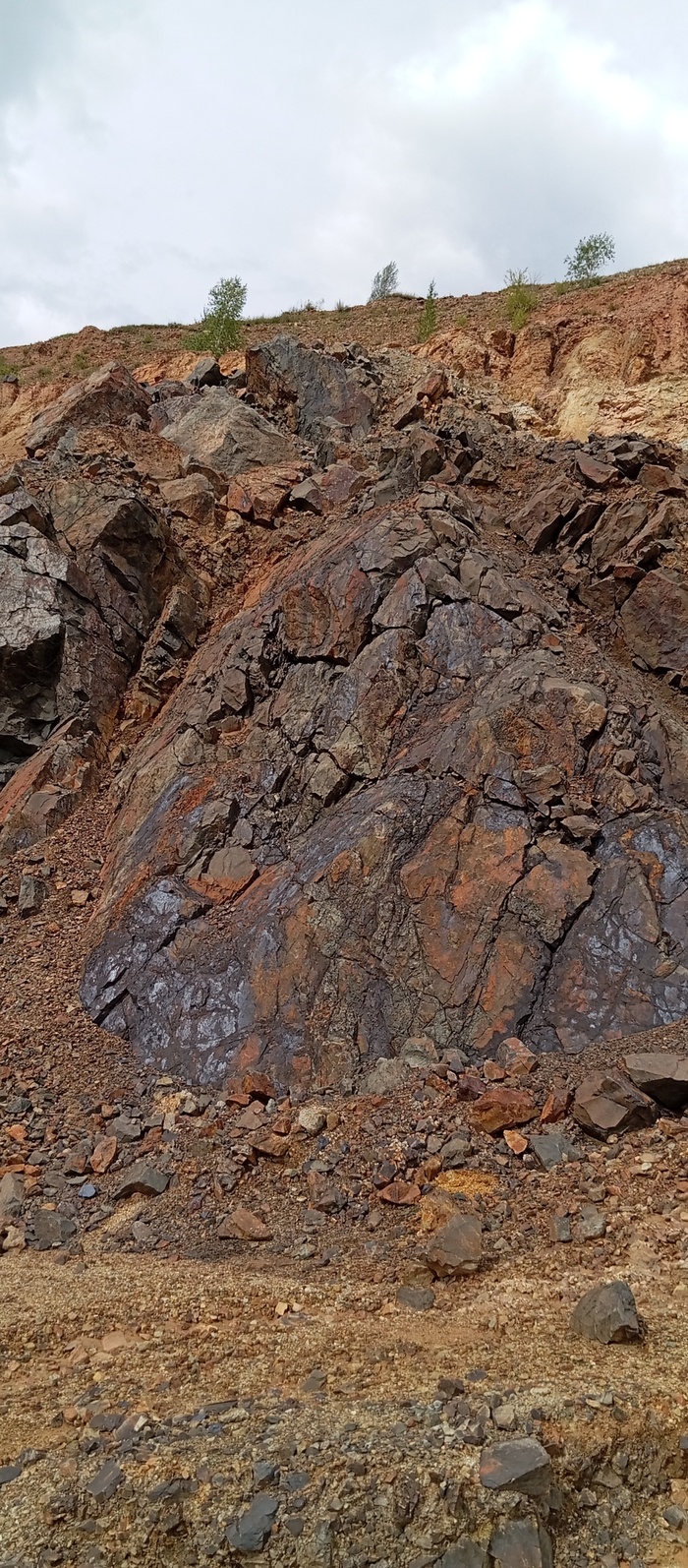 Фото бортов карьера от кромки воды.