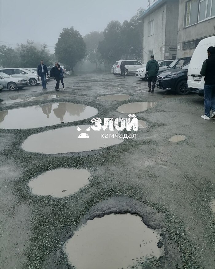 Население России ко всему относится с пониманием, но коммерсы налоги платят, а перед их цитаделями капитализма…