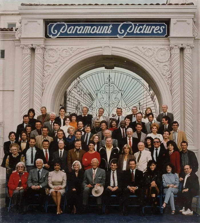 Actors in 1987 in honor of the 75th anniversary of the film studio Paramount Pictures - Hollywood, Actors and actresses, Celebrities, Movies, Tom Cruise, Kevin Costner, John Travolta, Harrison Ford, Retro, Classic, 80-е, Paramount pictures, Robin Williams, Leonard Nimoy, Anthony Perkins, Cinema, USA, VKontakte (link), Robert DeNiro, Danny DeVito