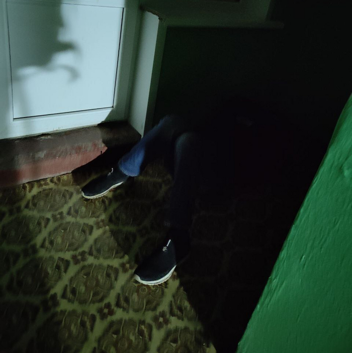 Храпящие и люто воняющие в темноте ноги