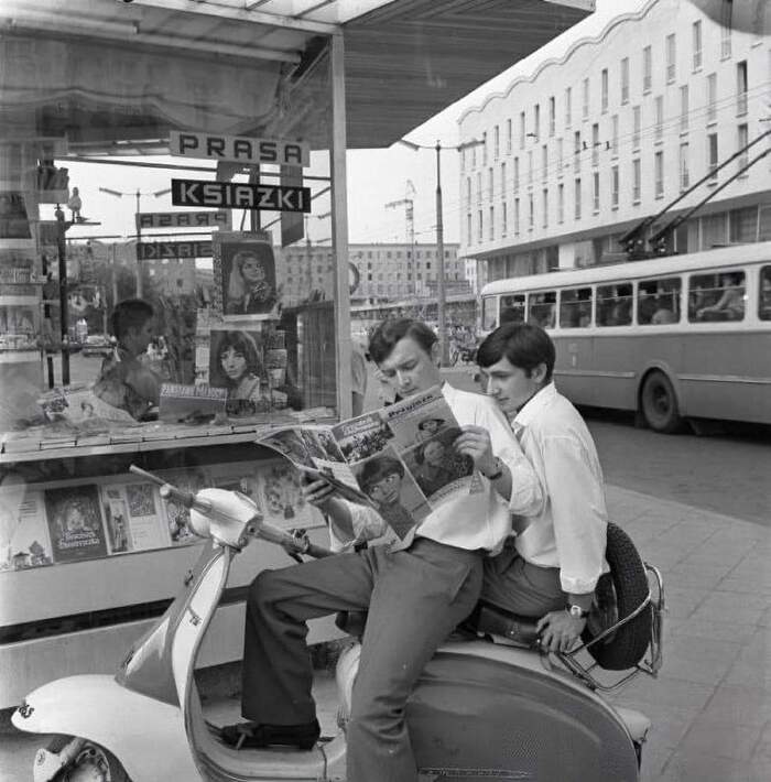 Readers of the magazine Love - Moped, Press, Poland, Old photo, Black and white photo