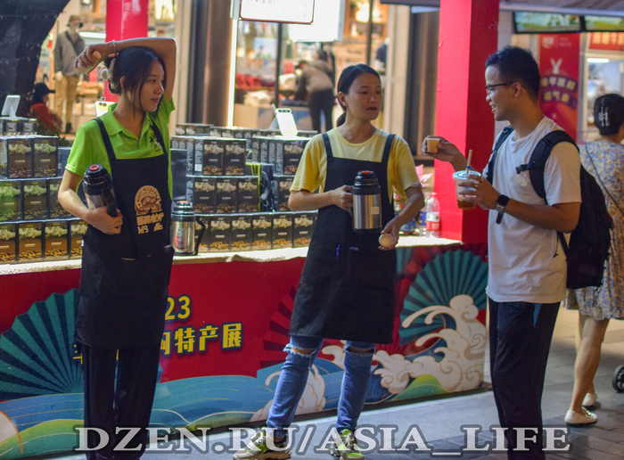 Китаянки знакомятся с молодым человеком