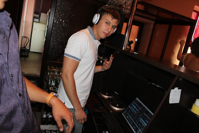 Вот таким зеленым диджеем я был. Играл на свадьбе :)