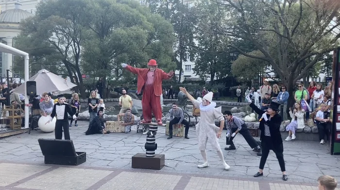 A theater festival was held along the streets - Summer, The street, Theat, Longpost