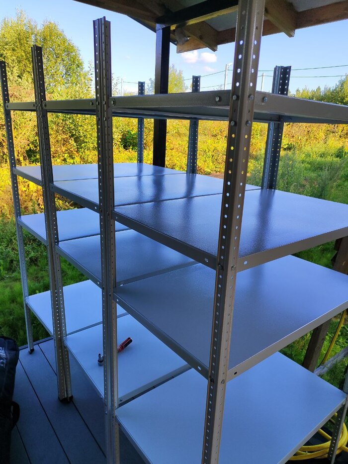 Стеллажи из леруа 100х60х200. Нагло врут, что собираются они 15 минут (втроём наверное так и собираются).