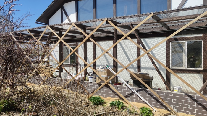 Веранда. Рейки, чтобы растения плелись. Плетуться, сейчас реек толком не видно