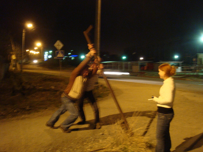 Разгибаем согнутый столб чтобы написать на нем указатель