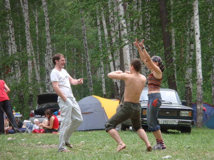 Музыкальная аппаратура и ди джей с нами.