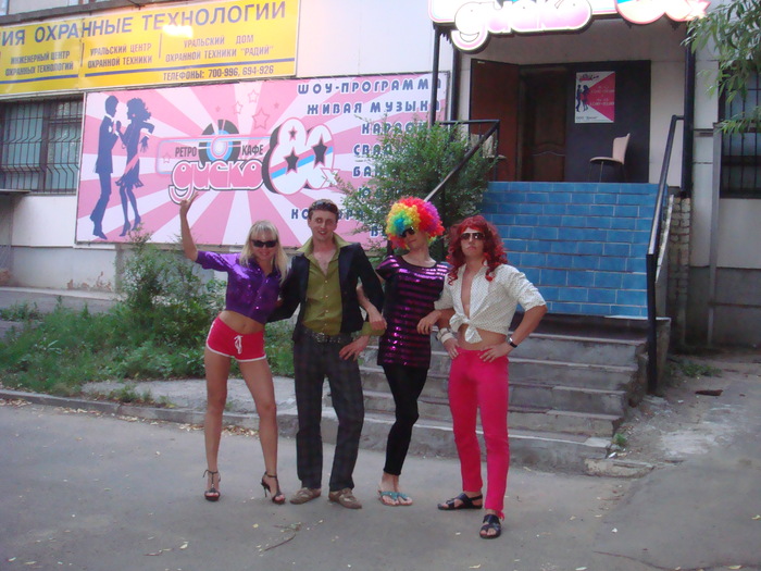 Снимали видео на задание для специальной игры для местного автодилера в связи с презентацией VW Гольфа 6. Все играющие были на VW.