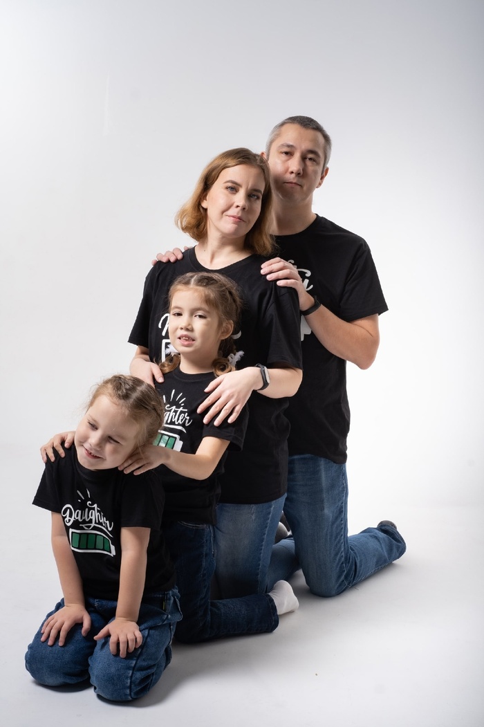 2023 год, в этом году ещё не было фотосессий. Старшая умеет улыбаться, просто не хочет)))