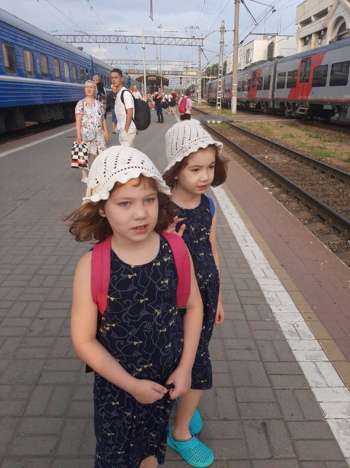 В дальние поездки стараемся одевать детей одинаково, чтобы проще было выцепить в толпе.