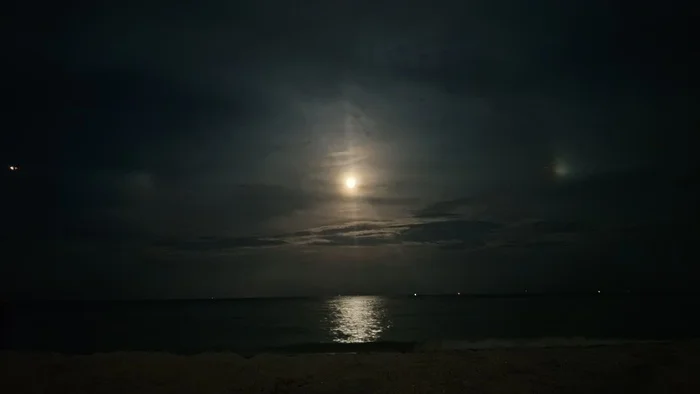 Lunar halo - My, Mobile photography, Halo, Beach, Evening, Sunrises and sunsets, Clouds