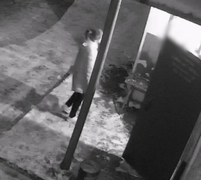 Милена входит в подъезд дома, где живёт Игорь