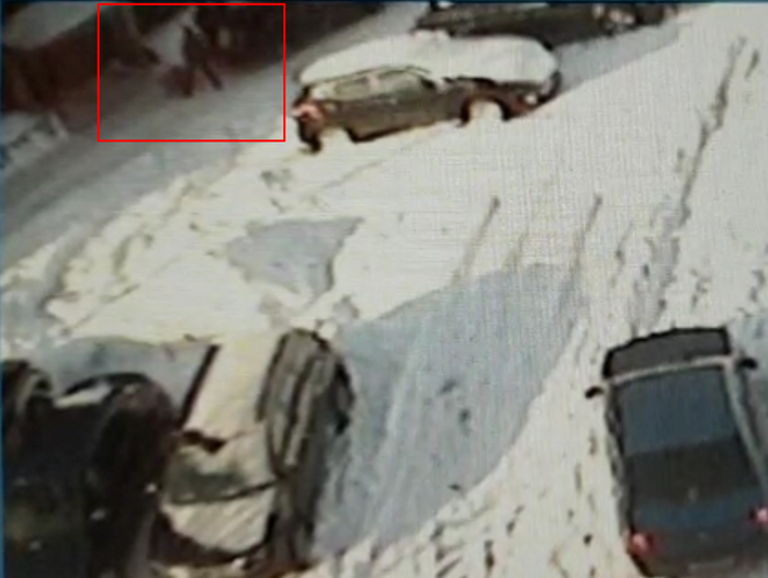 Кадр из видео, на котором Игорь тащит чемодан