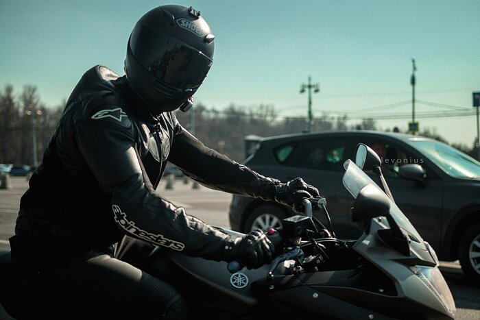 Чувак недоумевает, глядя на Миронова - очень редкое фото! Обычно все сразу понимают, что Миронов - долбоёб.