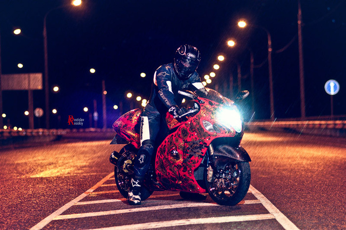 Чувак уже с заглушкой глушителя, пробует завестись...