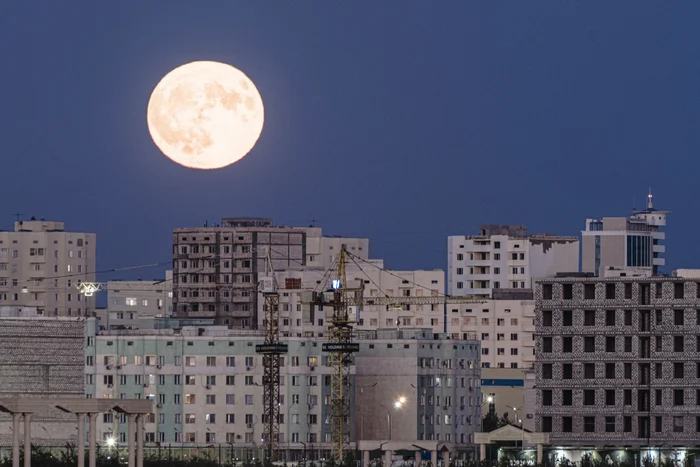 Sturgeon Moon - Aktau, Kazakhstan, Sony, The photo, Night city