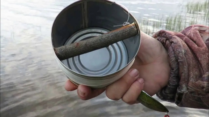 Вот такой вот спиннинг. Я и сам подобный делал, когда забыл свой спиннинг дома, а рыбачить со спиннингом мне всегда очень нравилось. Фото взял из интернета.