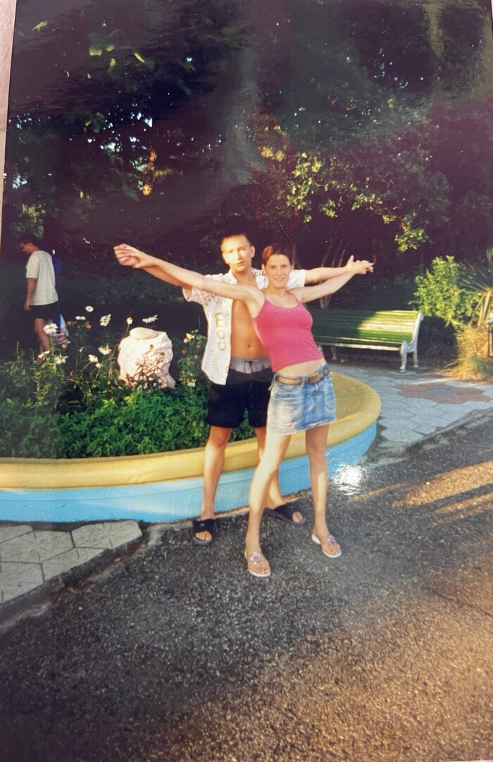 Мне 17 , ей 16. Только начали встречаться, пошли на море купаться.