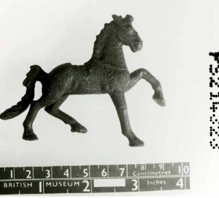 Фигурка лошади из медного сплава, которую нашли в окрестностях виллы — там же, где додекаэдр. Изображение: Британский музей