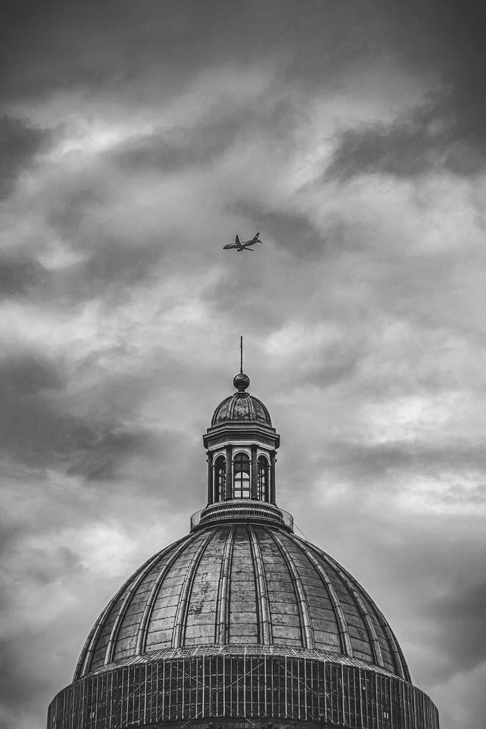 St.Petersburg - My, Street photography, Saint Petersburg, Airplane, The photo, Saint Isaac's Cathedral, Black and white photo, Sony, Longpost