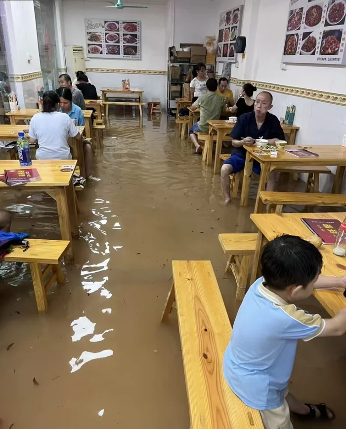 August 21. Panyu, Guangzhou, China. Very heavy rain - Flooding, Rain, Thunderstorm, Night, Field, Town, City walk, Rowing, Video, Vertical video, Longpost