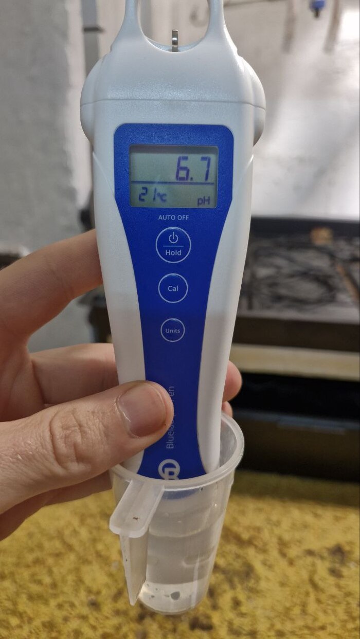 ������ ���� [H+] ������ ��� [OH−] ��� ��������� ��� ��������� ������ �������� � �������� ��������-�������� ����������. �.�. ���������� �������� pH �������.