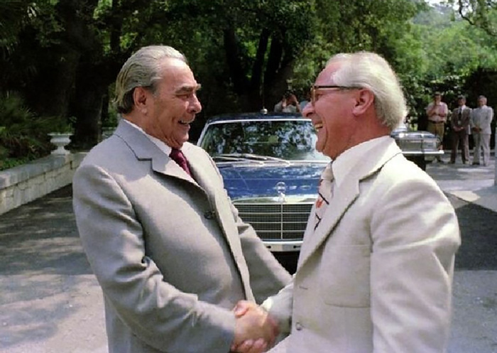 Леонид Брежнев, лидер ГДР Эрих Хоннекер и Mercedes-Benz семейства W116