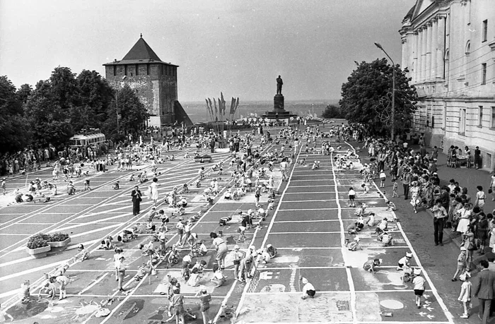 Город Горький 1985 год. Площадь им. Минина и Пожарского.  Конкурс детского рисунка на асфальте - СССР, 80-е, Нижний Новгород, Детский праздник