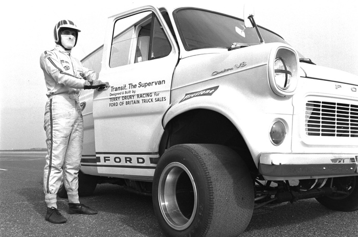 Промо-фото: обратите внимание — дверь едва приоткрыта. Это не случайность, сильнее она не открывалась