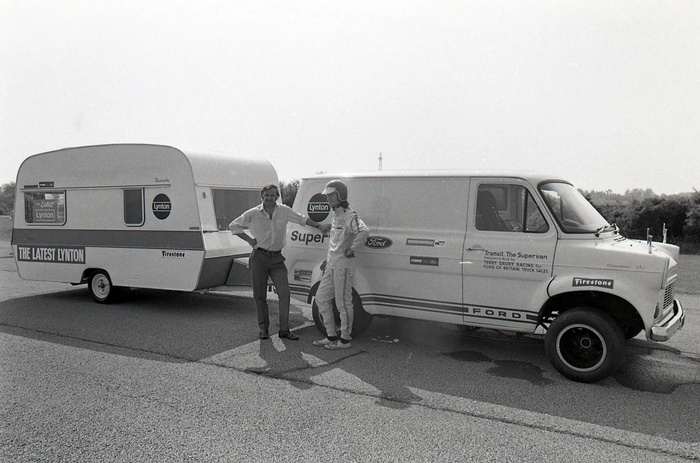 Один из трюков для привлечения внимания прессы: заезды на скорость с прицепом-кемпером на хвосте