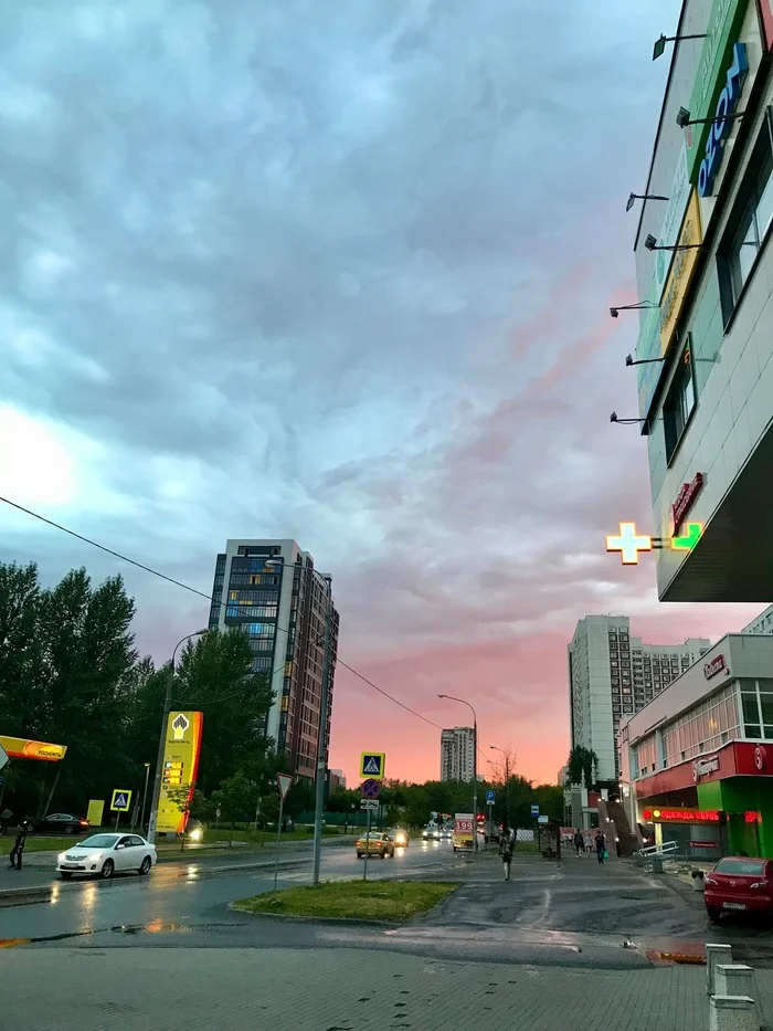 Sky after rain - My, Photo on sneaker, Summer, Moscow, Mobile photography, Sky, Dormitory area, Evening, Clouds, Sunrises and sunsets, After the rain