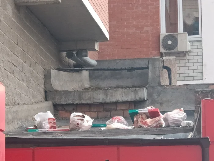 Roof entrance of a residential building - My, Negative, The photo, Garbage, House