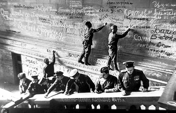 Best graffiti in history! - Graffiti, Reichstag, Germany, Past, The soldiers, Telegram (link)