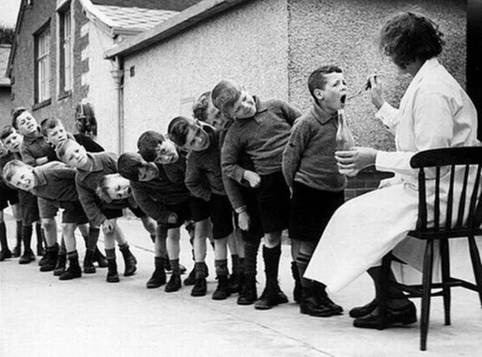 Children taking fish oil, 1960 - Fish fat, Children, 60th, Past