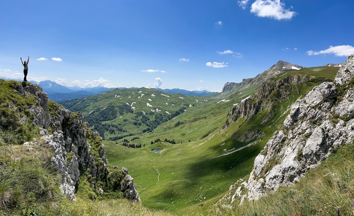 Вид с Инструкторского окна на Гузерипльский перевал. 44.011397, 39.968694. Когда смотришь на такую красоту, не верится, что в 1975г. в этом месте на переходе погиб 21 человек.