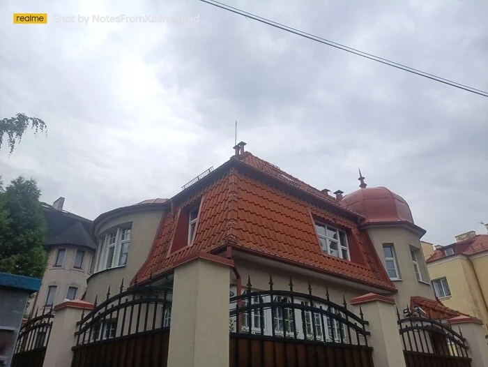 Beautiful, but hidden behind a fence, villa of the early 20th century - My, Kaliningrad, Kaliningrad region, City walk, Street photography, The photo, Architecture