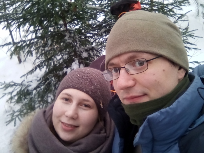 декабрь 2018. Охотимся за елкой в лесу (все легально, по путевке ). Это будет первый Новый год в новой квартире. До этого, фактически со свадьбы, жили в семейном общежитии СПбГУ в Петергофе.