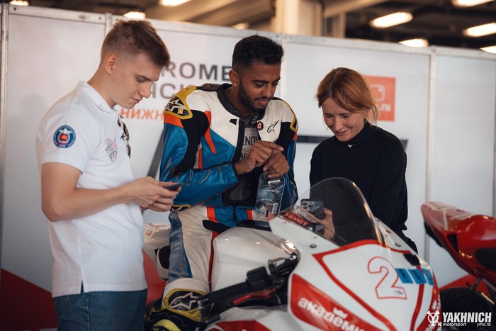 Показываю Танаю свою малую родину — город Иркутск. Для полноты картины — в зимних снегах. А он показывал мне пригороды Мумбаи